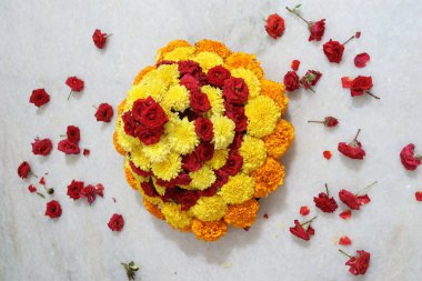 Güney Hindistan 'da tapılan özel bir Hindu tanrısı olan Baukamma' yı yaratmak için toplanmış renkli çiçekler.