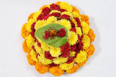 Güney Hindistan 'da tapılan özel bir Hindu tanrısı olan Baukamma' yı yaratmak için toplanmış renkli çiçekler.