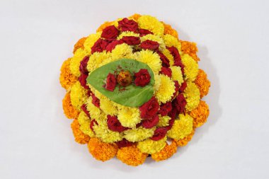 Güney Hindistan 'da tapılan özel bir Hindu tanrısı olan Baukamma' yı yaratmak için toplanmış renkli çiçekler.