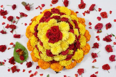 Güney Hindistan 'da tapılan özel bir Hindu tanrısı olan Baukamma' yı yaratmak için toplanmış renkli çiçekler.