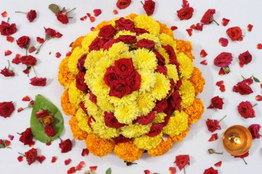 Güney Hindistan 'da tapılan özel bir Hindu tanrısı olan Baukamma' yı yaratmak için toplanmış renkli çiçekler.