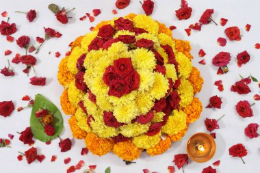 Güney Hindistan 'da tapılan özel bir Hindu tanrısı olan Baukamma' yı yaratmak için toplanmış renkli çiçekler.