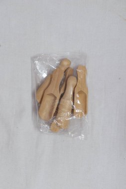 Beyaz arkaplan üzerinde ahşap kaşıkların üst görüntüsü