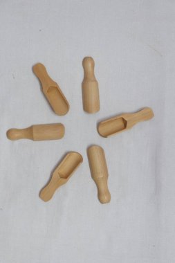 Beyaz arkaplan üzerinde ahşap kaşıkların üst görüntüsü