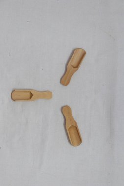 Beyaz arkaplan üzerinde ahşap kaşıkların üst görüntüsü