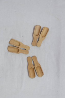 Beyaz arkaplan üzerinde ahşap kaşıkların üst görüntüsü