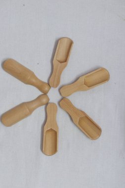 Beyaz arkaplan üzerinde ahşap kaşıkların üst görüntüsü