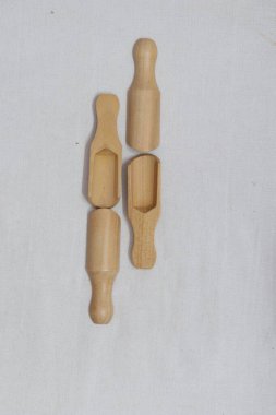 Beyaz arkaplan üzerinde ahşap kaşıkların üst görüntüsü