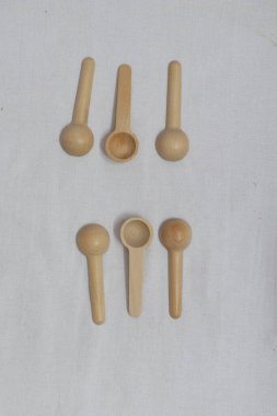 Beyaz arkaplan üzerinde ahşap kaşıkların üst görüntüsü