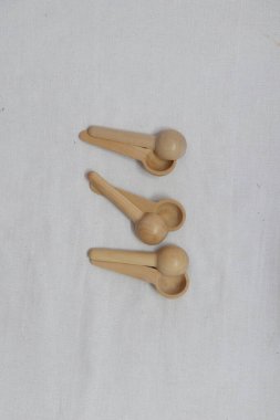 Beyaz arkaplan üzerinde ahşap kaşıkların üst görüntüsü