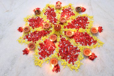 Güney Hindistan 'da tapılan özel bir Hindu tanrısı olan Baukamma' yı yaratmak için toplanmış renkli çiçekler.