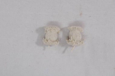 Bir çift beyaz pamuk yumağı.