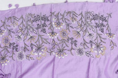 Geleneksel Kadın El Yapımı Lavanta Renkli Pamuk Sarisi Beyaz Arkaplanda İzole Edildi