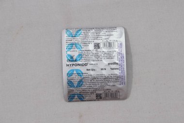 Gri arka planda tıbbi haplarla su toplamış.