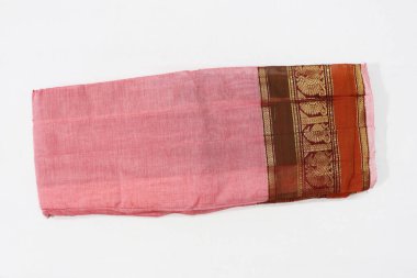 Geleneksel Kadın El Yapımı İş Pembesi ve Kırmızımsı Kestane Pamuk Yarım Sari Beyaz Arkaplanda İzole Edildi