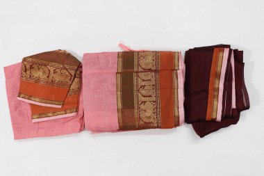 Geleneksel Kadın El Yapımı İş Pembesi ve Kırmızımsı Kestane Pamuk Yarım Sari Beyaz Arkaplanda İzole Edildi