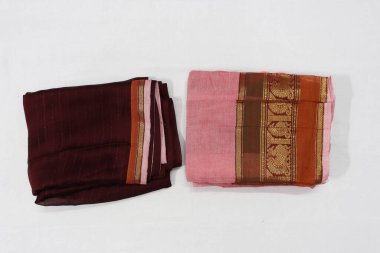 Geleneksel Kadın El Yapımı İş Pembesi ve Kırmızımsı Kestane Pamuk Yarım Sari Beyaz Arkaplanda İzole Edildi