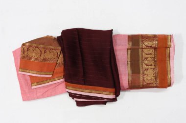 Geleneksel Kadın El Yapımı İş Pembesi ve Kırmızımsı Kestane Pamuk Yarım Sari Beyaz Arkaplanda İzole Edildi