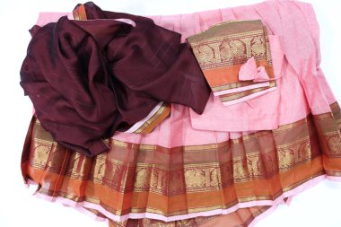  Geleneksel Kadın El Yapımı İş Pembesi ve Kırmızımsı Kestane Pamuk Yarım Sari Beyaz Arkaplanda İzole Edildi