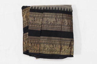 Geleneksel Kadın El Yapımı Siyah ve Yash Renkli Pamuk Yarım Sari Beyaz Arkaplanda İzole Edildi