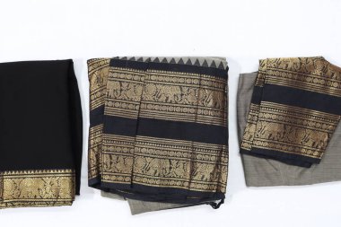 Geleneksel Kadın El Yapımı Siyah ve Yash Renkli Pamuk Yarım Sari Beyaz Arkaplanda İzole Edildi