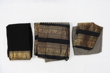 Geleneksel Kadın El Yapımı Siyah ve Yash Renkli Pamuk Yarım Sari Beyaz Arkaplanda İzole Edildi