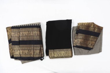 Geleneksel Kadın El Yapımı Siyah ve Yash Renkli Pamuk Yarım Sari Beyaz Arkaplanda İzole Edildi