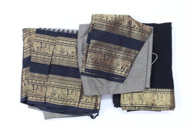 Geleneksel Kadın El Yapımı Siyah ve Yash Renkli Pamuk Yarım Sari Beyaz Arkaplanda İzole Edildi