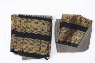 Geleneksel Kadın El Yapımı Siyah ve Yash Renkli Pamuk Yarım Sari Beyaz Arkaplanda İzole Edildi