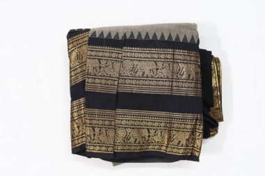 Geleneksel Kadın El Yapımı Siyah ve Yash Renkli Pamuk Yarım Sari Beyaz Arkaplanda İzole Edildi