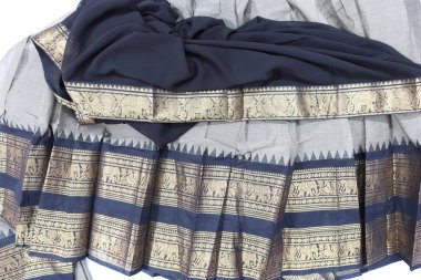 Geleneksel Kadın El Yapımı Siyah ve Yash Renkli Pamuk Yarım Sari Beyaz Arkaplanda İzole Edildi