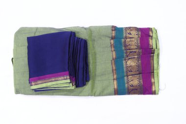 Geleneksel Kadın El Yapımı İki Ton Yeşili ve Violet Renkli Pamuk Yarım Sari Beyaz Arkaplanda İzole Edildi