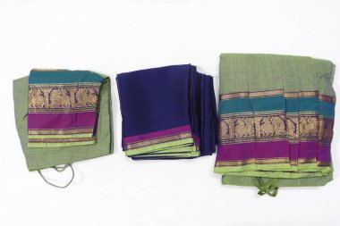 Geleneksel Kadın El Yapımı İki Ton Yeşili ve Violet Renkli Pamuk Yarım Sari Beyaz Arkaplanda İzole Edildi