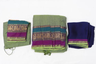 Geleneksel Kadın El Yapımı İki Ton Yeşili ve Violet Renkli Pamuk Yarım Sari Beyaz Arkaplanda İzole Edildi