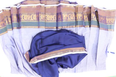 Hint Geleneksel El Yapımı Mor Yarım Sari Beyaz Arkaplanda İzole Edildi