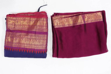 Geleneksel Kadın El Yapımı İş Pembesi ve Mavi Renkli Pamuk Yarım Sari Beyaz Arkaplanda İzole Edildi