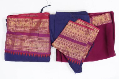 Geleneksel Kadın El Yapımı İş Pembesi ve Mavi Renkli Pamuk Yarım Sari Beyaz Arkaplanda İzole Edildi