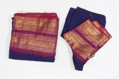 Geleneksel Kadın El Yapımı İş Pembesi ve Mavi Renkli Pamuk Yarım Sari Beyaz Arkaplanda İzole Edildi