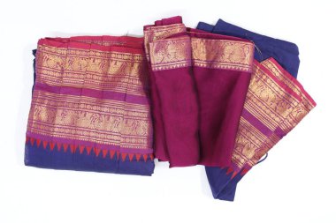 Geleneksel Kadın El Yapımı İş Pembesi ve Mavi Renkli Pamuk Yarım Sari Beyaz Arkaplanda İzole Edildi