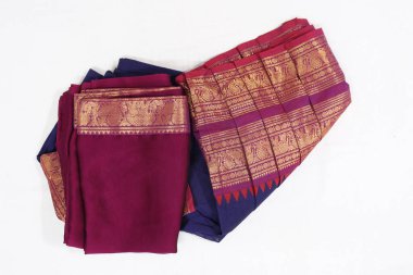 Geleneksel Kadın El Yapımı İş Pembesi ve Mavi Renkli Pamuk Yarım Sari Beyaz Arkaplanda İzole Edildi