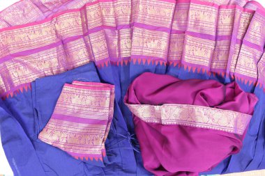 Geleneksel Kadın El Yapımı İş Pembesi ve Mavi Renkli Pamuk Yarım Sari Beyaz Arkaplanda İzole Edildi