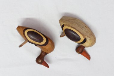 Geleneksel Hint yapımı tahta ördek oyuncakları.