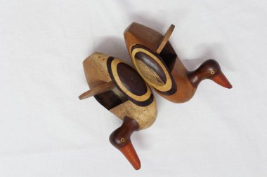 Geleneksel Hint yapımı tahta ördek oyuncakları.