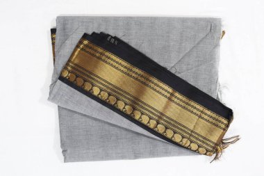 Geleneksel Kadın El Yapımı Siyah ve Yash Renkli Pamuk Sari Beyaz Arkaplanda İzole Edildi