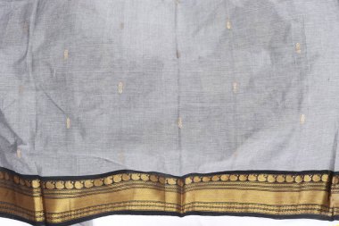 Geleneksel Kadın El Yapımı Siyah ve Yash Renkli Pamuk Sari Beyaz Arkaplanda İzole Edildi