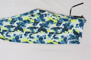 Beyaz arkaplanda gündelik parlak desenli tozluklar