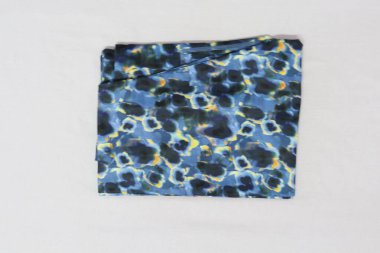 Beyaz arka planda gelişigüzel siyah ve mavi tozluklar