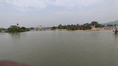 Hindistan 'da nehir manzarası, yeşil ağaçlar ve kasaba 