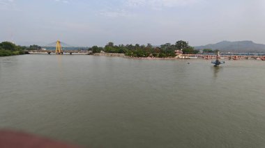 Hindistan 'da nehir manzarası, yeşil ağaçlar ve kasaba 