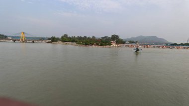 Hindistan 'da nehir manzarası, yeşil ağaçlar ve kasaba 